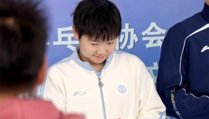 开云-国乒亮相剑指亚洲杯！孙颖莎欢乐笑弯腰，王曼昱合影一脸严肃