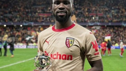 开云下载-夏窗大冤种：后防大将遭退货，朗斯被耍要告罗马