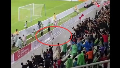 看着吓人！印尼U17球员进球后越过护栏庆祝，掉入缓冲区 并无大碍